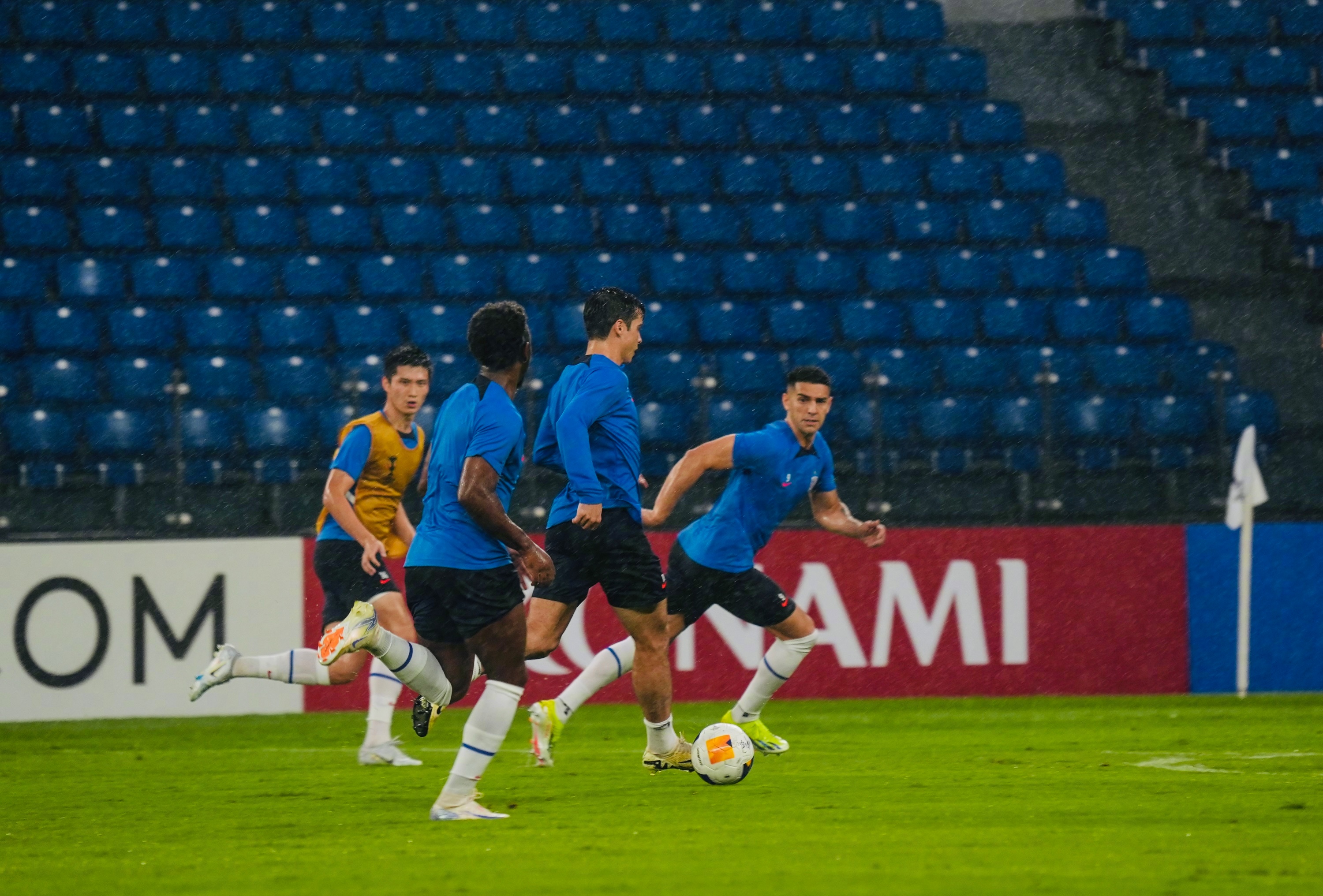 爱游戏官网关于赛地聚焦——足总杯转会期热度飙升，塞维利亚防线松动，赛场秩序良好，更衣室氛围转暖的信息